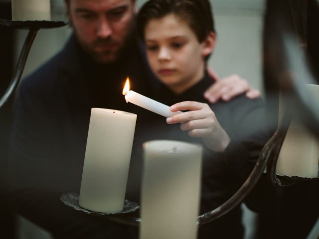 westerveld-begraafplaats-crematorium-aansteken-kaars.jpg